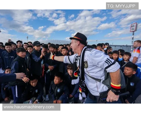 中国孩子与足球明星亲密接触梦想成真激励未来运动员成长之路